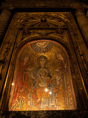 vista dei preziosi mosaici custoditi all'interno della basilica di Santa Prassede, nel centro di Roma. 