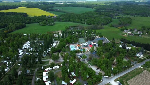 Vue a&eacute;rienne d'un camping en campagne