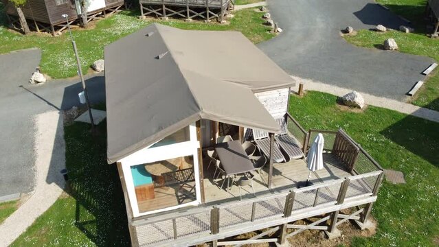 Vue a&eacute;rienne d'un camping en campagne