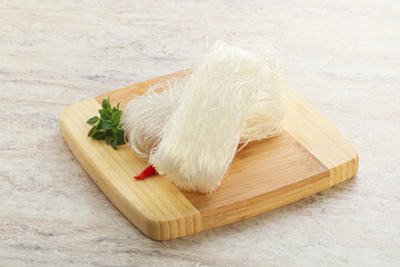 Raw cellophane noodles for bowling