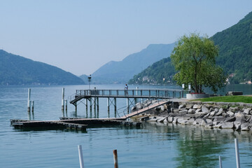 Fototapeta na wymiar Il lungolago sul Ponte Diga a Melide in Canton Ticino, Svizzera, Italia.