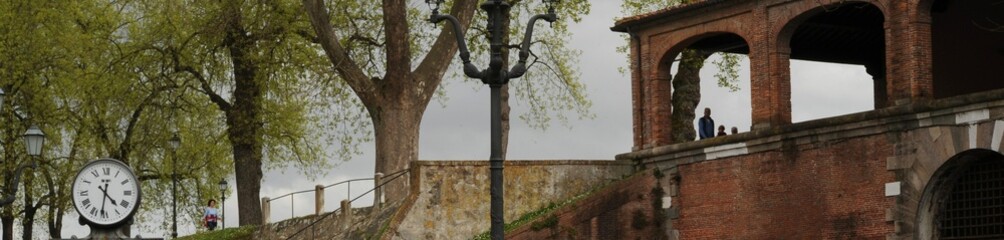 Fototapeta na wymiar Le antiche mura di Lucca, città medievale