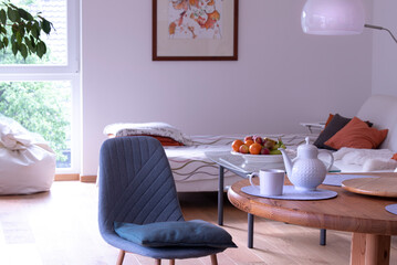 Innenausstattung: ein Stuhl steht an einem Tisch auf dem sich eine Tasse Kaffee und eine...