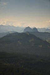 Helikopter Aufnahmen in den Bergen der Schweiz