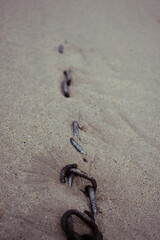 Erquy plage chaîne dans le sable