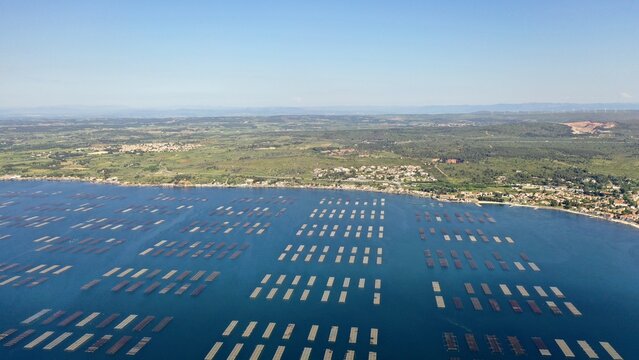 survol des parcs &agrave; huitres &agrave; S&egrave;te au dessus du bassin de Thau en Occitanie