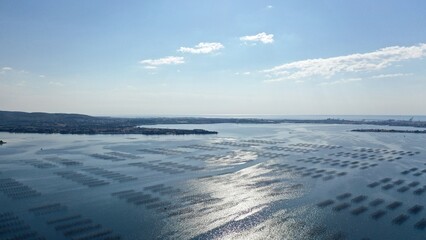 survol des parcs à huitres à Sète au dessus du bassin de Thau en Occitanie