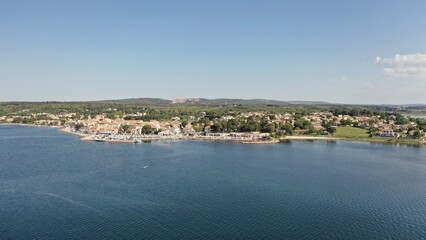 Obraz premium survol des parcs à huitres à Sète au dessus du bassin de Thau en Occitanie