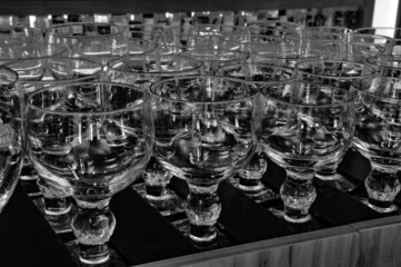 Copos e taças em preto e branco