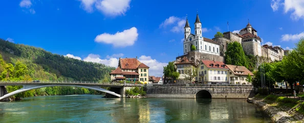 Foto op Canvas Zwitserland reizen en bezienswaardigheden. Aarburg - oude middeleeuwse stad met indrukwekkend kasteel en kathedraal over rots. Kanton Aargau, provincie Bern © Freesurf