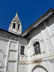 Obraz premium Beautiful orthodox church with white walls, blue sky background
