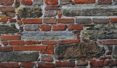 Antichissimo muro toscano fatto di pietre e mattoni