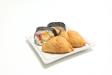 白い皿にのせた助六寿司