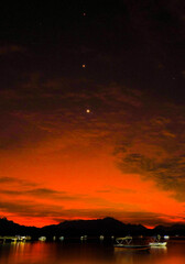 Obraz premium pôr-do-sol, céu, sol, escurecer, natureza, laranja, escurecer, paisagem, nascer do sol, vermelho, anoitecer, faísca, noite, amarelo, bela, silhueta, cor, azul, verão, horizonte, alvorecer, manhã,