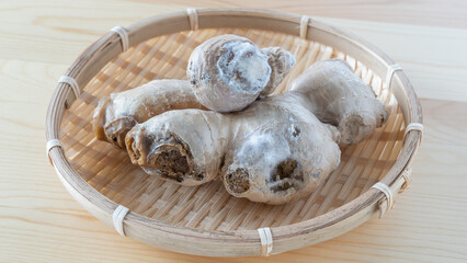 白カビの生えてしまった生姜