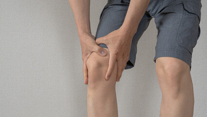 男性の膝の痛みイメージ - obrazy, fototapety, plakaty