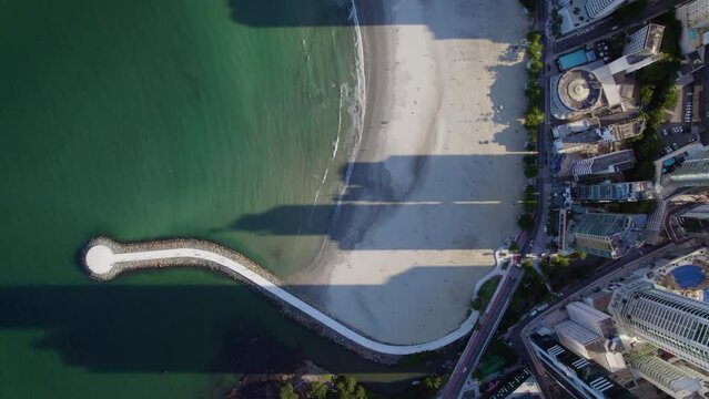 Imagem a&eacute;rea da sombra projetada por pr&eacute;dios em Balne&aacute;rio Cambori&uacute;