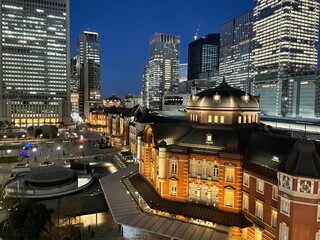 東京駅を眺める女性