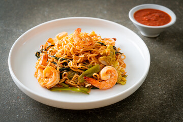 Stir-fried instant noodles sukiyaki with shrimps