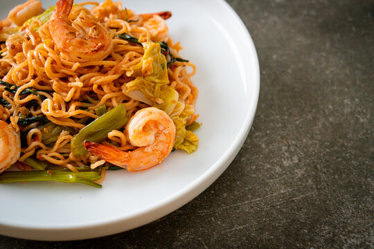Stir-fried instant noodles sukiyaki with shrimps