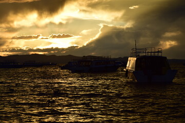 Obraz premium Sunset in a harbor of Copacabana town on Titicaca lake, Bolivia