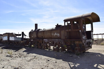 Fototapeta na wymiar old rusty trains at the antique train cemetery close to the salt flats of Uyuni. Bolivia.