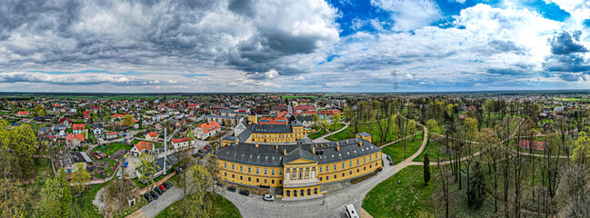 Koszęcin, wieś na Śląsku w Polsce, panorama z lotu ptaka. Zamek jest siedzibą zespołu Śląsk.