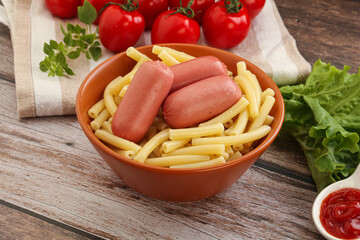 Mini sausages with pasta macheroni