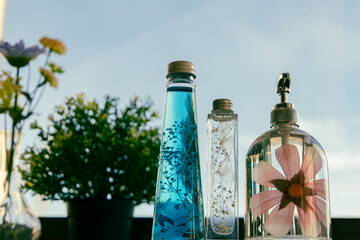 窓際に置かれたハーバリウムフレグランス