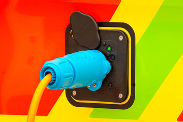 Ladestecker an einem Rettungsfahrzeug