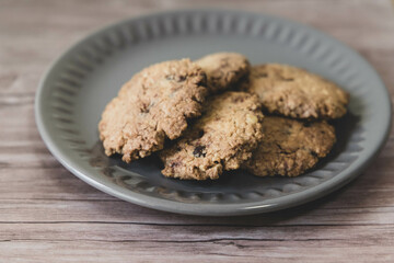 お皿に並べられたオーツ麦のクッキー