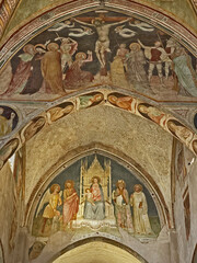 Fototapeta na wymiar L'Abbazia di Viboldone, interno ed affreschi - Milano 