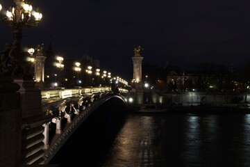 Fototapeta premium bridge over the river at night