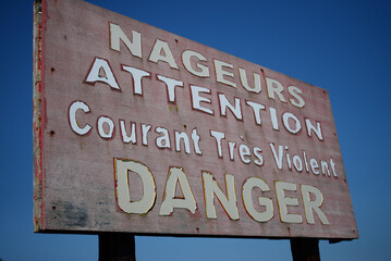 Fototapeta premium Panneau danger - lettres usées