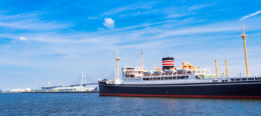 横浜ベイエリアとベイブリッジ　ワイド