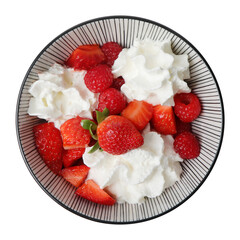 Salade de fruits rouges, fraises et framboise sur fond blanc - vue de dessus