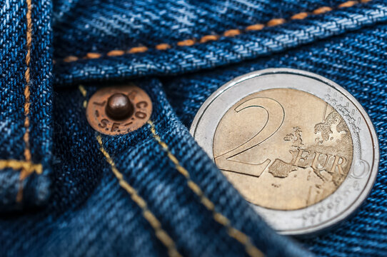 2 Euromünze in einer Jeanshose 
