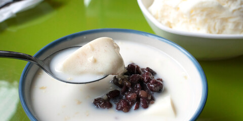 スプーンですくった杏仁豆腐　台湾・台北の甘味屋さん　Chinese almond jelly on spoon