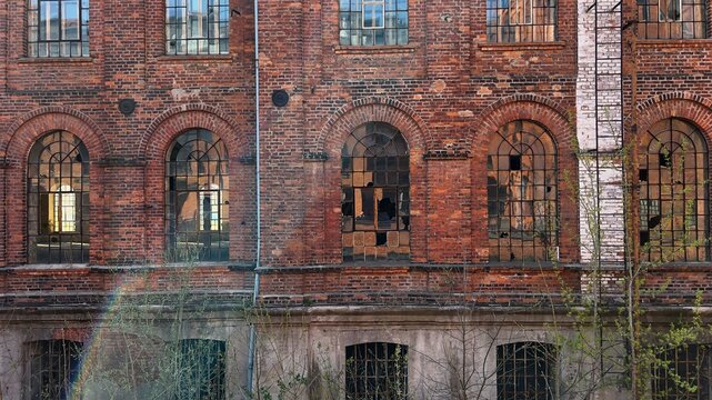 OPUSZCZONE POFABRYCZNE BUDYNKI. MIASTO Ł&Oacute;DŹ, POLSKA