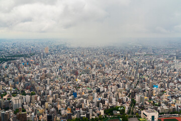 Obraz premium 雨雲がかかる大都会東京