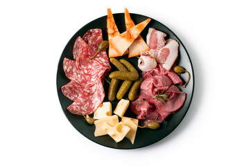 Piatto con antipasti misti a base di insaccati e formaggi italiani 