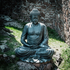 sitzender, meditierender Buddha, Statue aus Bronze in der Natur