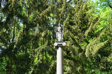 Figur der Hoffnung &uuml;ber der Grabst&auml;tte der Familie Humboldt im Schlosspark Tegel