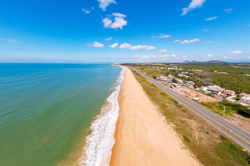 Imagem aérea da Praia do Riacho no litoral de Guarapari, próximo a região de Nova Guarapari e Meaipe.