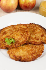 Frische Kartoffelpuffer / Reibekuchen mit Apfelmus