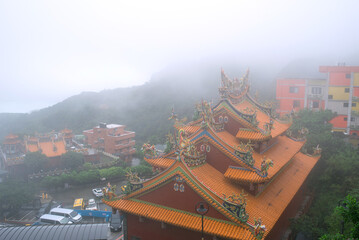 Fototapeta na wymiar 雨が降る台湾の九份　霧に包まれた寺院　霞海城隍廟（昭靈廟）　Temple in fog and rain, Jiufen, Taiwan