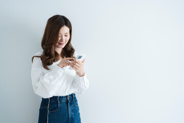 Fototapeta premium スマートフォンを使う女性