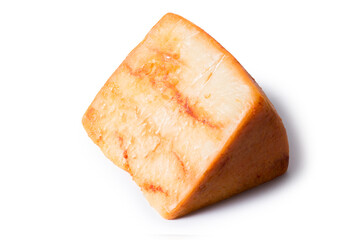 Spicchio di pecorino piccante isolato su fondo bianco