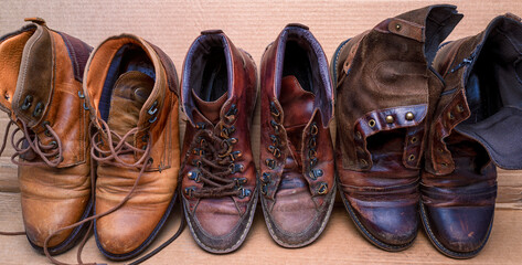 vieilles paires de chaussures en cuir - obrazy, fototapety, plakaty
