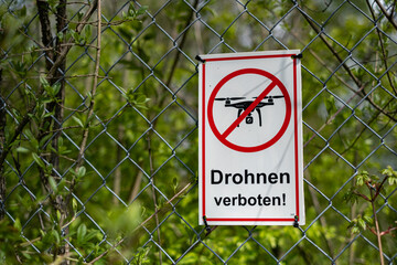 Drohnen fliegen verboten Schild an Zaun